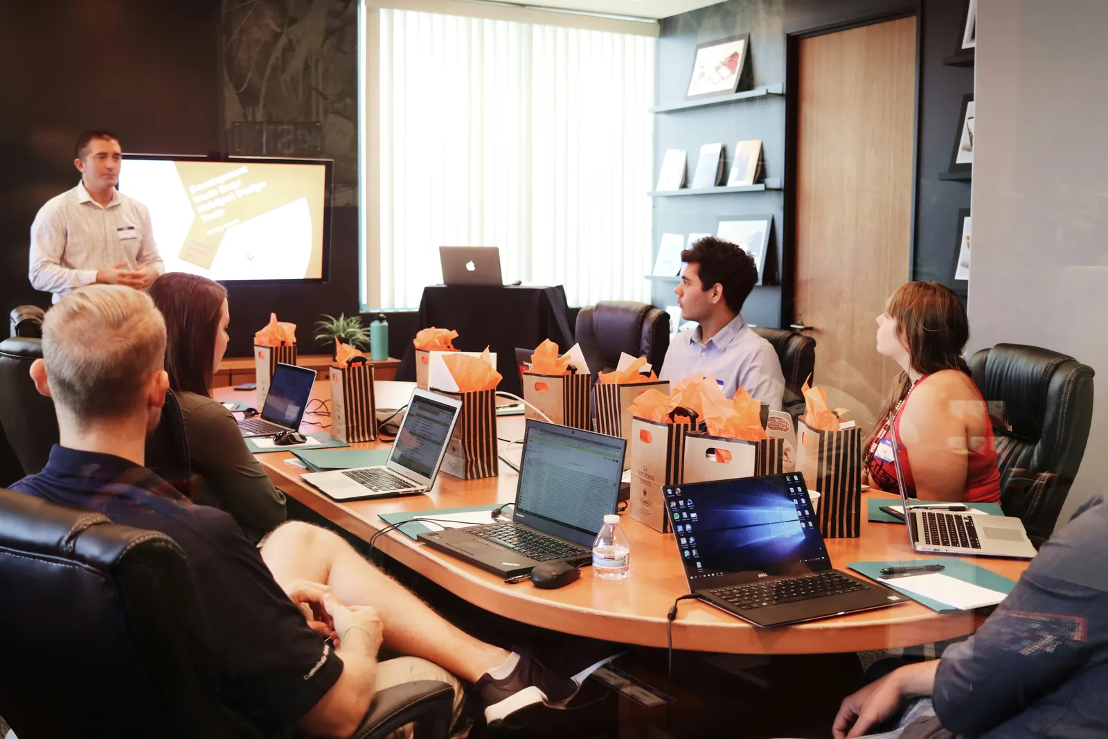 Présentation d’une stratégie digitale en réunion d’équipe